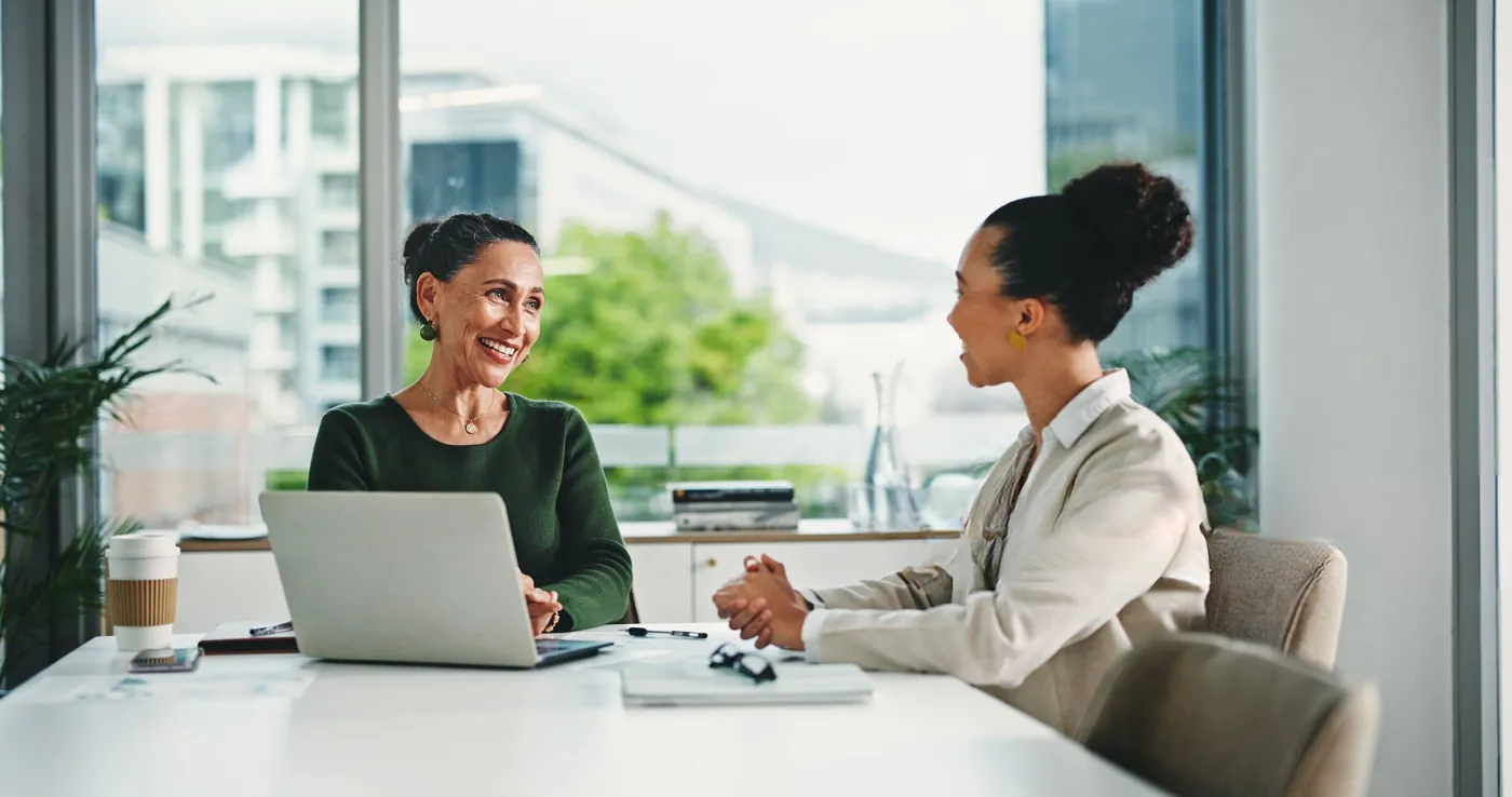 Deux professionnelles retravaillent un profil LinkedIn sur un ordinateur portable