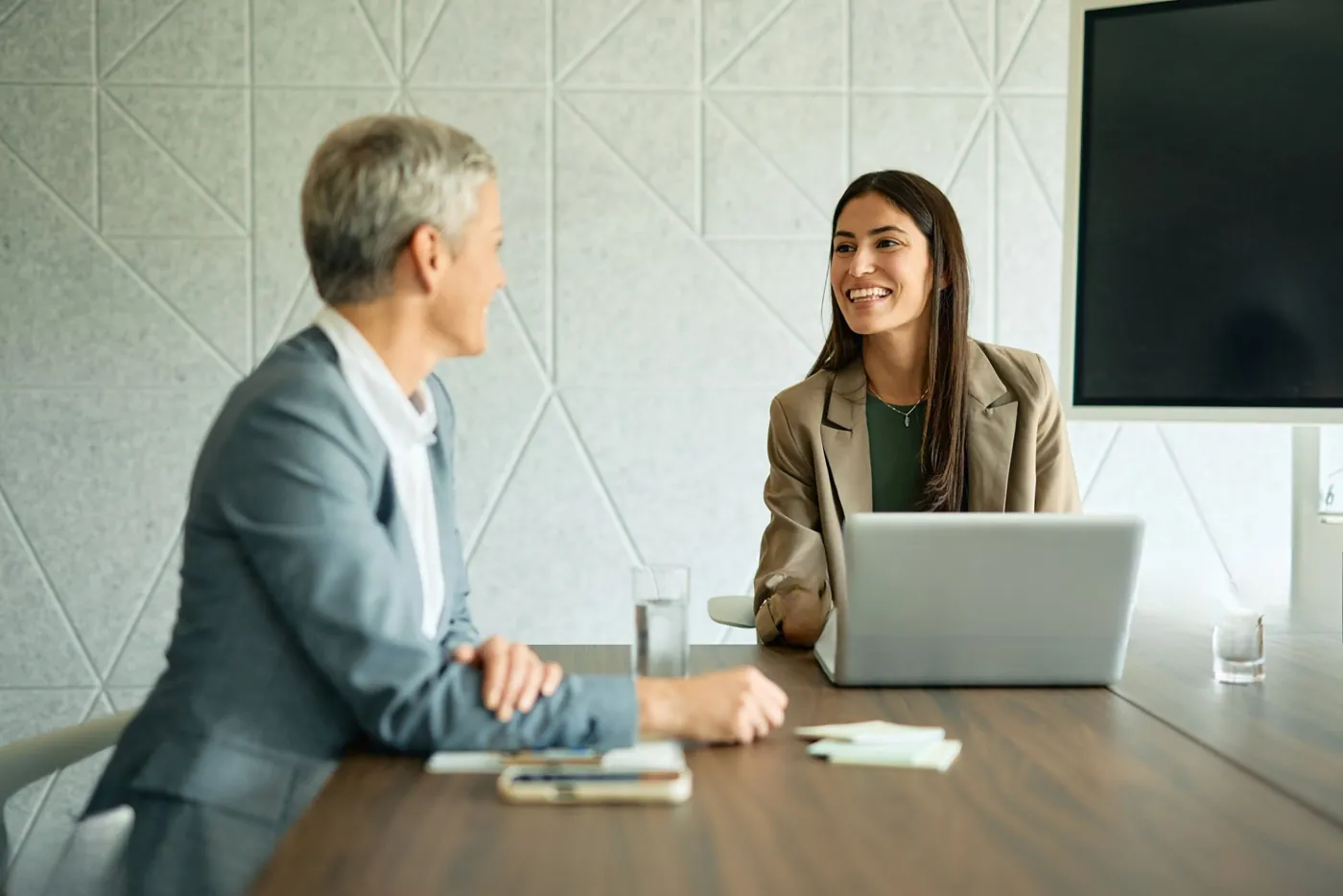 Un manager et une collaboratrice en entretien annuel autour d'une table