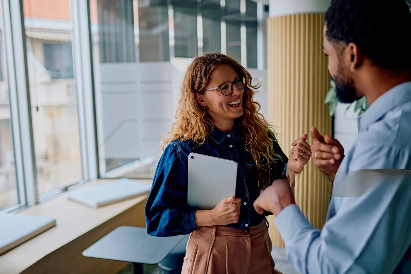 Une jeune diplômée présente son travail sur ordinateur portable à un recruteur