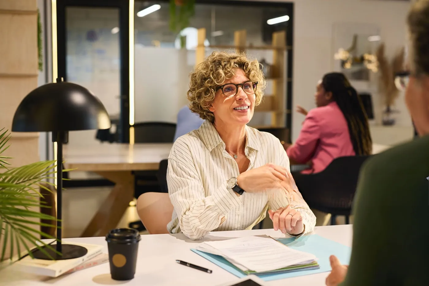 Une professionnelle expérimentée, sûre d'elle, à son bureau