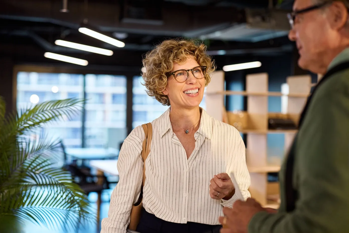 Une professionnelle souriante dans un espace de travail moderne